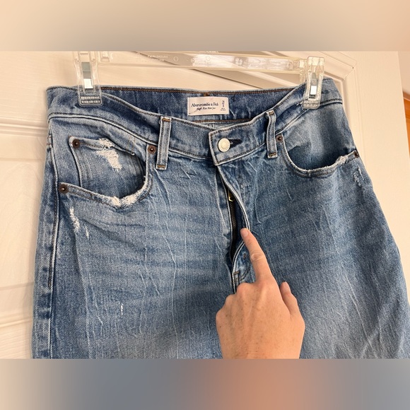 Abercrombie & Fitch High Rise Mom Jean 29/8 Light Distressing EUC 29 8 - Picture 4 of 13